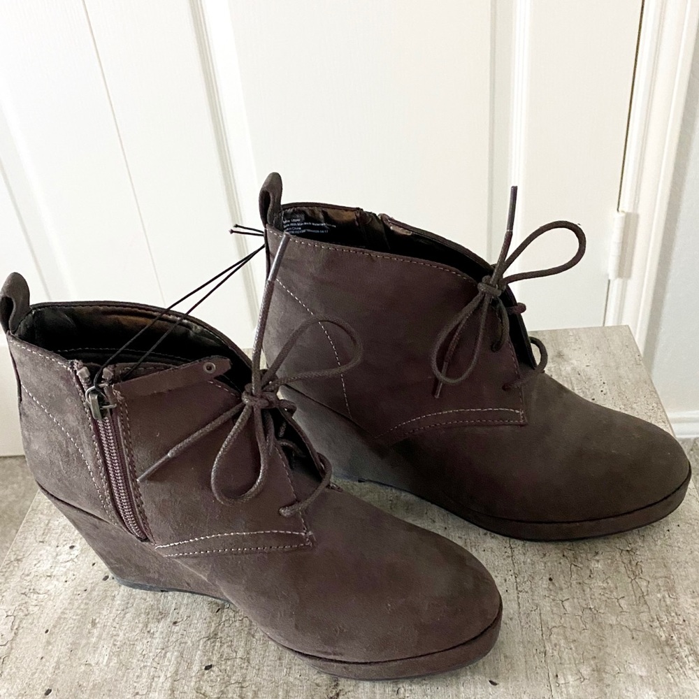 NWT Dolce Vita Lace Up Grey/Terri Wedge Booties